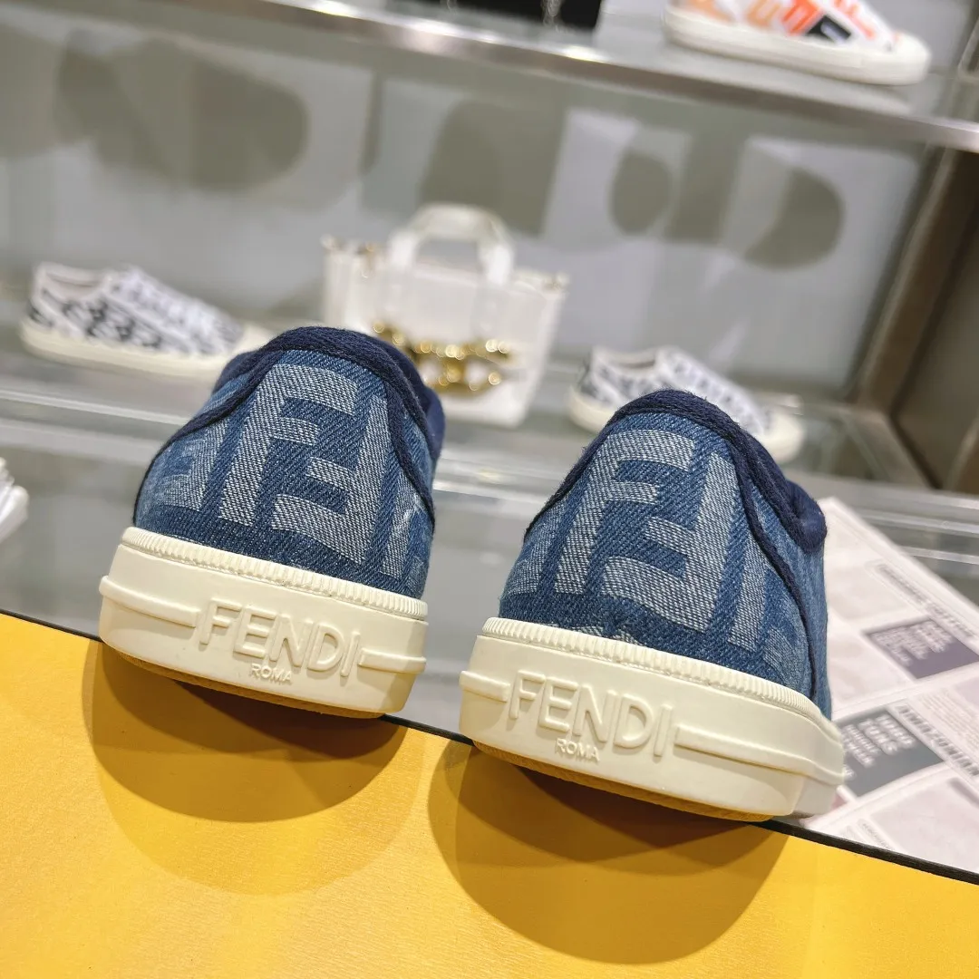 Couple style 💰460❤️Fendi Fendi's latest couple canvas shoes ❑ Fabric: Original customized imported jacquard canvas material ❑ Inner lining: Imported canvas material ❑ Sole: Original molded non-slip TPU outsole ❑ Bottom thickness: 2.5cm ❑ Size: Women's 35-40/Men's 39-45
